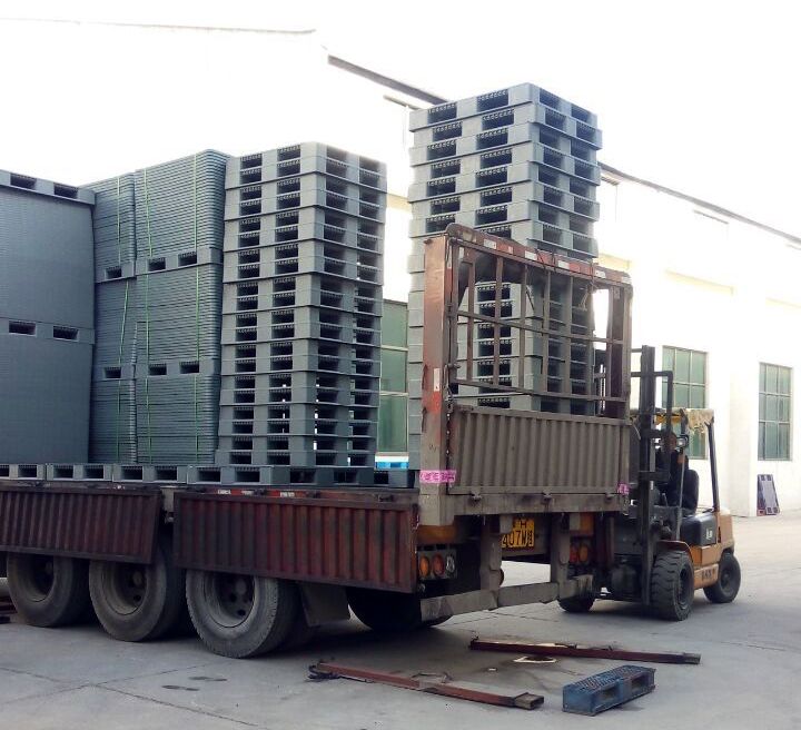 啤酒廠專用灰色塑料托盤(pán)裝車發(fā)走